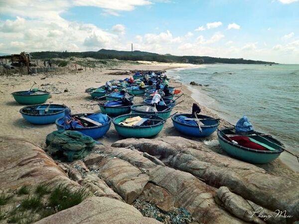 Từng con thuyền của ngư dân như tô điểm thêm cho cảnh sắc nơi đây thêm quyến rũ. Từng con thuyền của ngư dân như tô điểm thêm cho cảnh sắc nơi đây thêm quyến rũ.